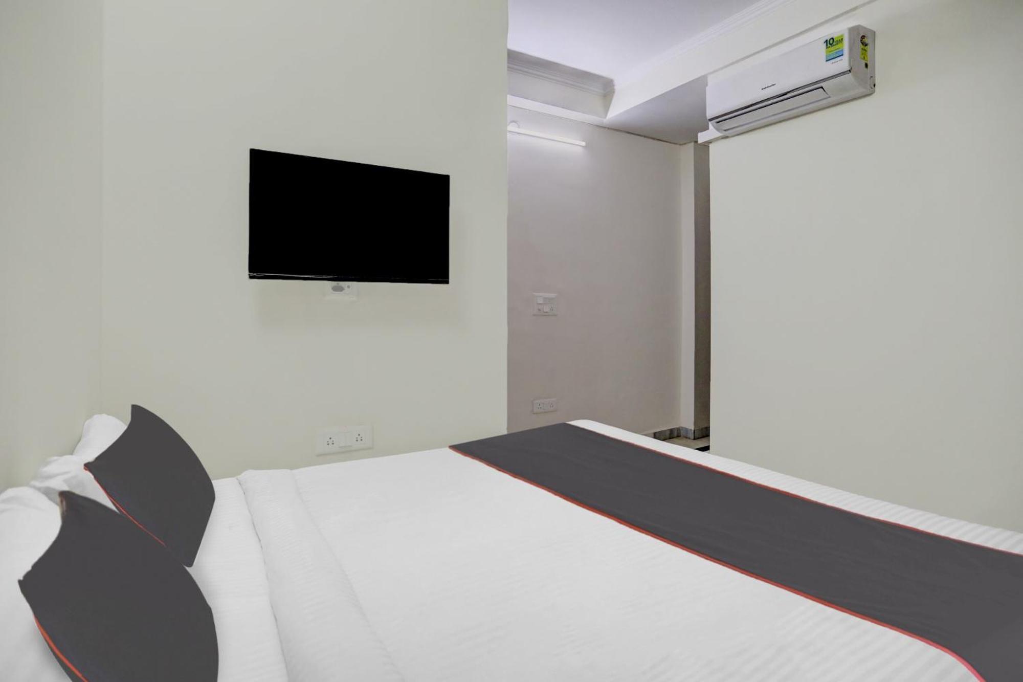 Super Capital O Uk House Residency Hotel Гургаон Екстериор снимка