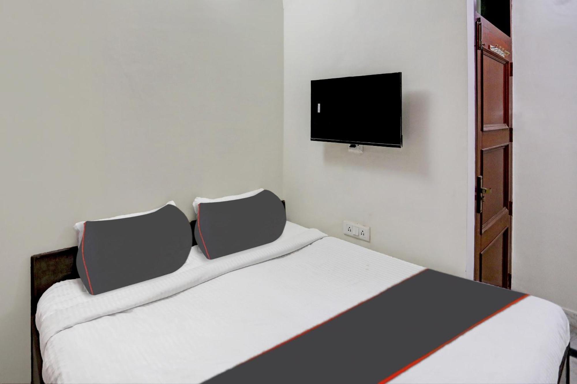 Super Capital O Uk House Residency Hotel Гургаон Екстериор снимка